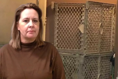 Evlat edindiği 2 çocuğu kafese kapatıp yıllarca şiddet uyguladı