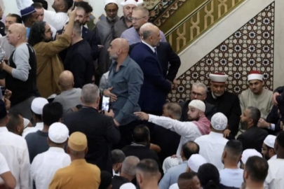 İsrail'e destek veren başbakanı camiden 'pis köpek' diyerek kovdular...