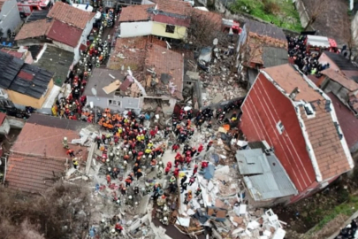 İstanbul Valiliği: Fatih'te göçük altında kalan 11 vatandaşımızdan biri hayatını kaybetti