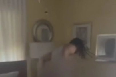 Eşine sürpriz yapmak istedi, evinde arkadaşıyla yatakta yakaladı!