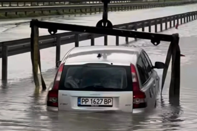 Görüntüler Bursa'dan! Anayolda suya daldı