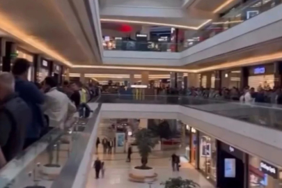 Bursa'da indirim izdihamı! AVM'de metrelerce kuyruk oluştu...