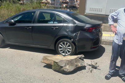 Bursa'da inşaattan düşen parçalar araca zarar verdi!